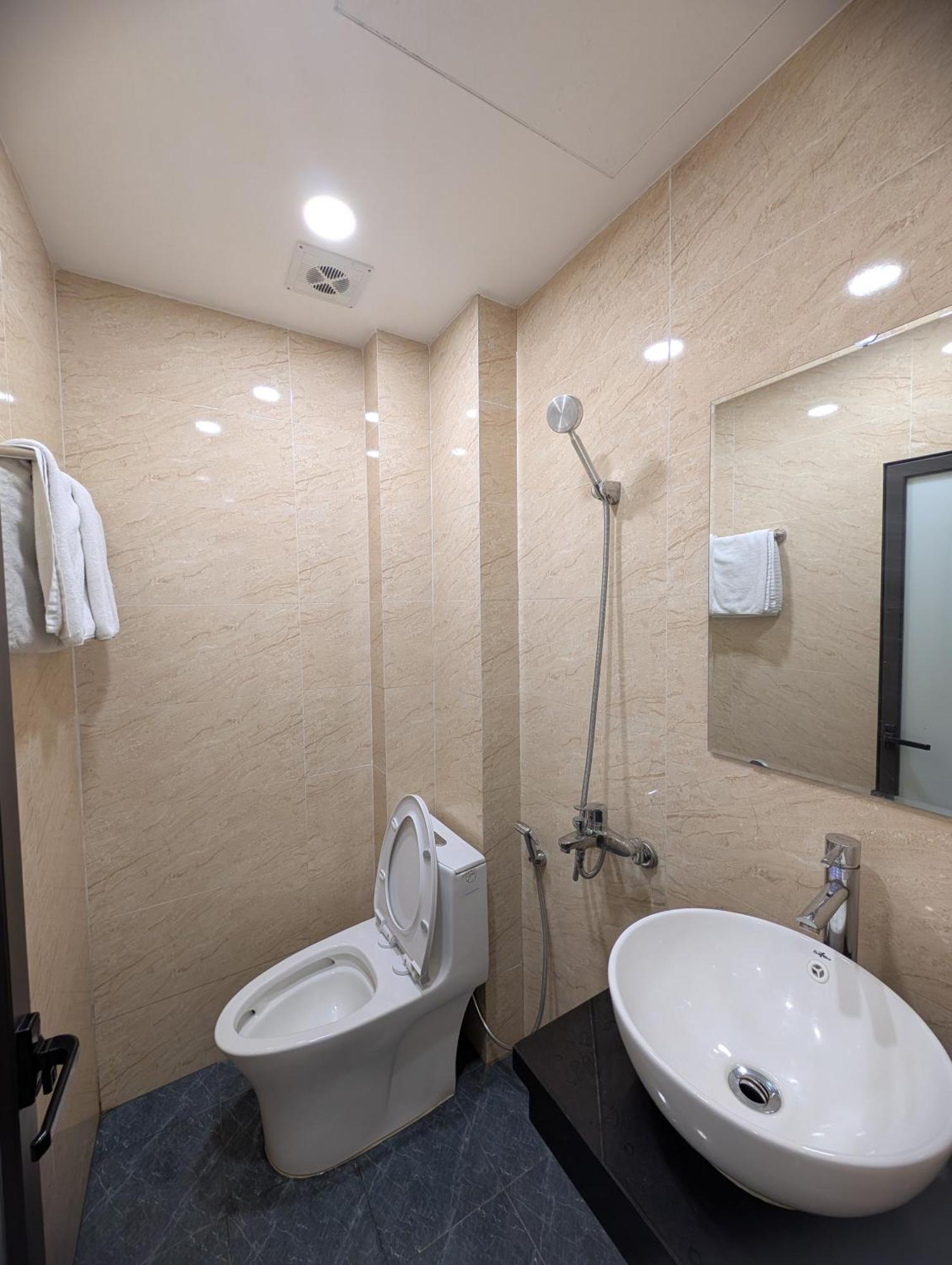 Era Apartment 158 Nguyen Khanh Toan Hanoi Esterno foto